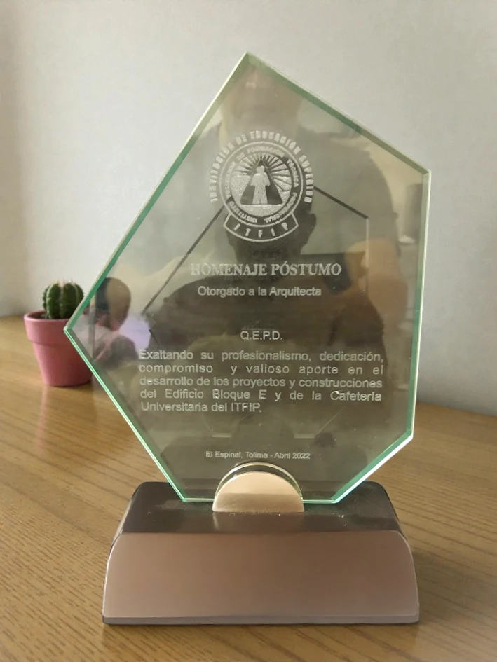 Reconocimiento Cristal base madera