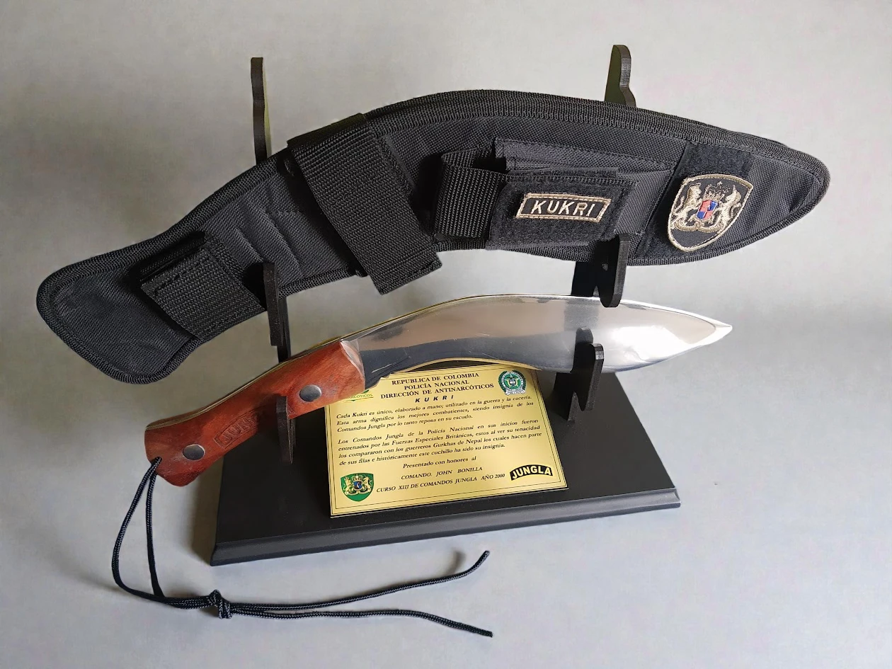 Kukri escritorio con funda